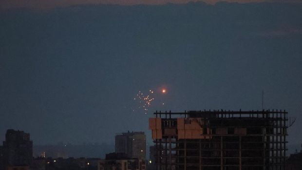 Srangan udara militer rusia di Kyiv, Ukraina, Selasa, (20/6/2023). (REUTERS/GLEB GARANICH)