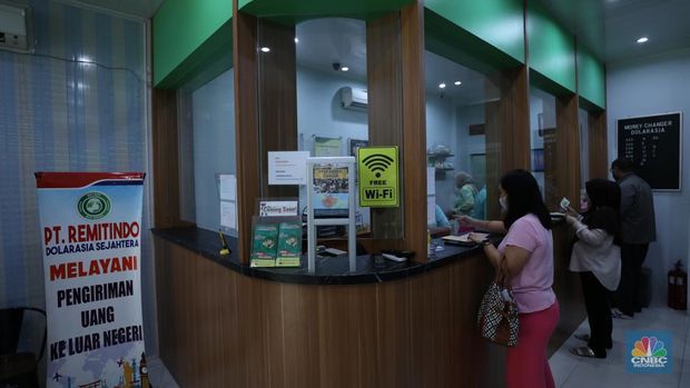 Suasana DolarAsia Money Changer di Kawasan Jakarta, Selasa (20/6/2023). (CNBC Indonesia/Tri Susilo)
