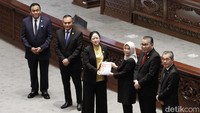 Ketua BPK Isma Yatun menyerahkan laporan kepada Ketua DPR Puan Maharani.  