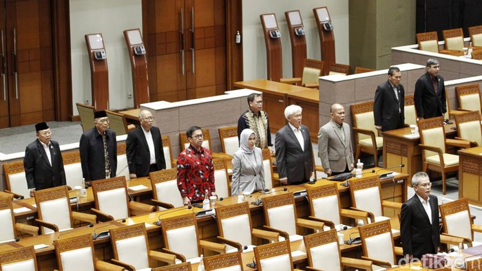 Suasana Paripurna DPR yang Dihadiri 45 Fisik-251 Virtual DPR menggelar rapat paripurna Masa Sidang V Tahun Sidang 2022-2023. Sebanyak 45 anggota hadir fisik dan 251 anggota virtual. Sementara yang ijin 162 anggota.