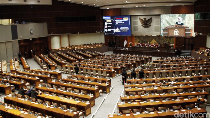 DPR menggelar rapat paripurna Masa Sidang V Tahun Sidang 2022-2023. Sebanyak 45 anggota hadir fisik dan 251 anggota virtual. Sementara yang ijin 162 anggota.
