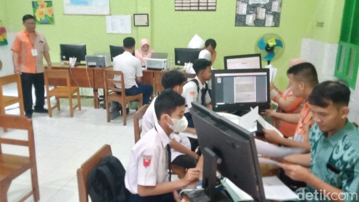 Suasana PPDB 2023 di SMAN I Karanganom Klaten. Foto diunggah pada Selasa (20/6/2023).