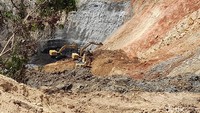 Jalan milik provinsi di Bengkulu dikeruk perusahaan demi mengambil batu bara.