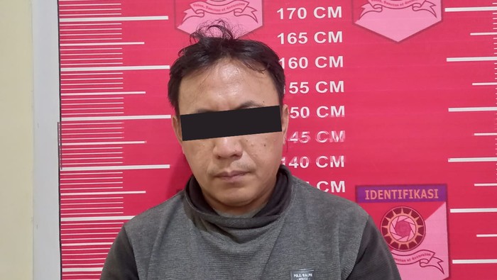 Seorang oknum honorer di Pemkab OKUS Sumsel tega mencabuli anak tirinya karena alasan curiga istrinya selingkuh.