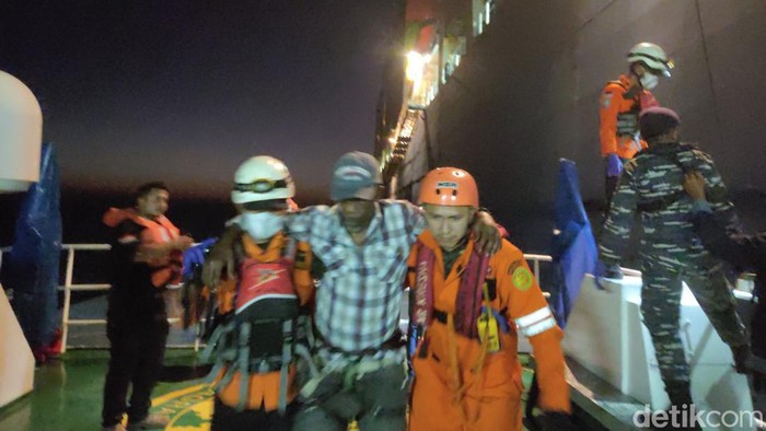 Tim SAR mengevakuasi WN Tazmania yang mengalami stroke dalam kapal.