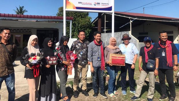 Para wartawan peserta fellowshif BRI bersama para perajin di UMKM Karya Bunda Binjai, Selasa (13/6/2023)