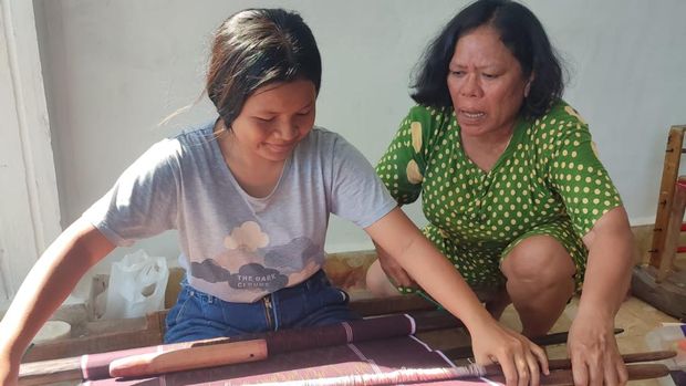 Seorang ibu tengah membimbing putrinya belajar menenun ulis di kluster UMKM Karya Bunda Binjai, Selasa (13/6/2023)