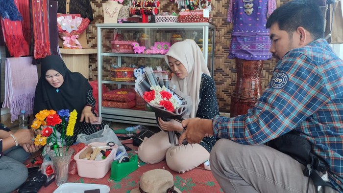 Beberapa perempuan membuat aneka kerajinan tangan di kluster UMKM Karya Bunda Binjai, Selasa (13/6/2023)
