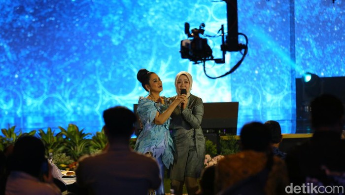 Vina Panduwinata berduet dengan Atalia Praratya di detikJabar Awards 2023
