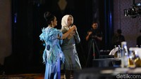 Setelah lagu Di Dadaku Ada Kamu rampung, Vina Panduwinata langsung berlanjut ke lagi Biru. Di situ lah, Vina mengajak Bu Cinta, panggilan akrab Atalia, untuk berduet menyanyikan lagu tersebut.