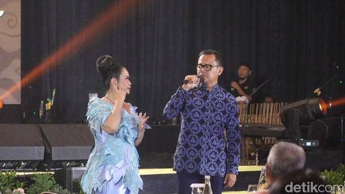 Vina Panduwinata saat berduet dengan Bima Arya