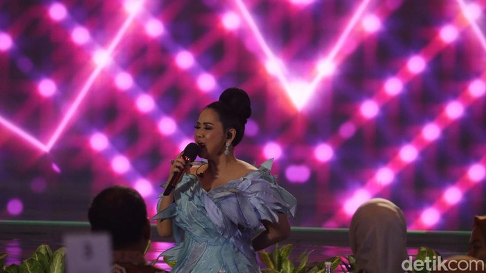 Vina Panduwinata saat menyanyi di detikJabar Awards 2023