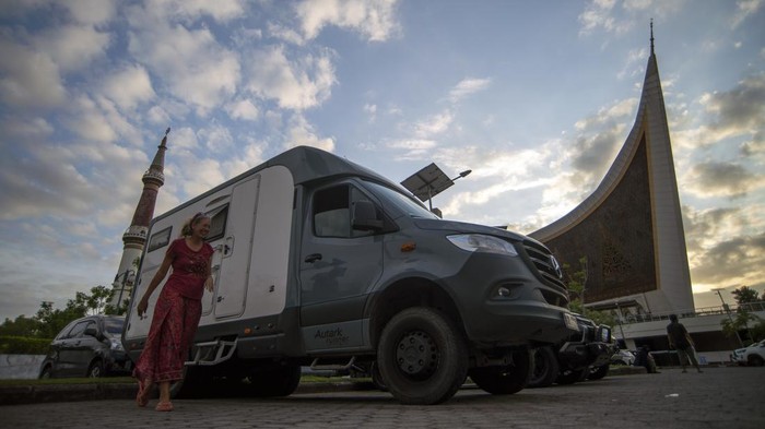 18 Rombongan Campervan dari Swiss Singgah di Padang Sejumlah warga melihat campervan internasional saat tiba halaman di Masjid Raya Sumatera Barat di Padang, Selasa (20/6/2023). Sebanyak 31 orang lansia asal Jerman dan Swiss dengan 18 mobil campervan International singgah di Padang dalam rangkaian perjalanan mereka selama 365 hari dan 50 ribu kilometer dari Istanbul Turki menuju Darwin Australia. ANTARA FOTO/Iggoy el Fitra/nym.