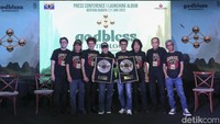 ‘Anthology’ berisi 12 lagu terbaik serta satu komposisi instrumental medley, yang berasal dari enam album selama 50 tahun karir God Bless di dunia musik. Seluruh lagu telah diaransemen ulang dan direkam bersama iringan orkestra dari Czech Symphony Orchestra yang dikomandoi oleh Tohpati.