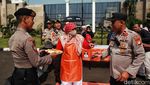 Aksi Jala PRT Bagi-bagi Nasgor di Depan DPR, Desak Pengesahan RUU