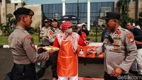 Jala PRT membagikan nasi goreng kepada polisi yang menjaga aksi di depan Gedung DPR.  