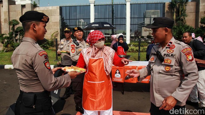 Massa Jala PRT menggelar aksi bagi-bagi nasi goreng di depan Gedung DPR, Jakarta, Rabu (21/6). Aksi itu untuk mendesak DPR mengesahkan RUU PPRT menjadi UU.