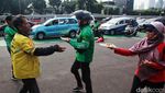 Aksi Jala PRT Bagi-bagi Nasgor di Depan DPR, Desak Pengesahan RUU