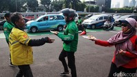 Tidak hanya polisi, Jala PRT juga membagikan nasi goreng kepada warga dan driver ojek online yang melintas.  