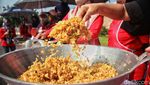 Aksi Jala PRT Bagi-bagi Nasgor di Depan DPR, Desak Pengesahan RUU