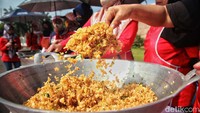 Nasi goreng yang dibagikan dimasak langsung di depan Gedung DPR.  