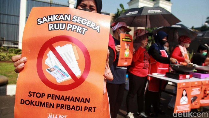 Massa Jala PRT menggelar aksi bagi-bagi nasi goreng di depan Gedung DPR, Jakarta, Rabu (21/6). Aksi itu untuk mendesak DPR mengesahkan RUU PPRT menjadi UU.