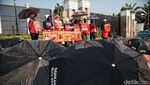 Aksi Jala PRT Bagi-bagi Nasgor di Depan DPR, Desak Pengesahan RUU