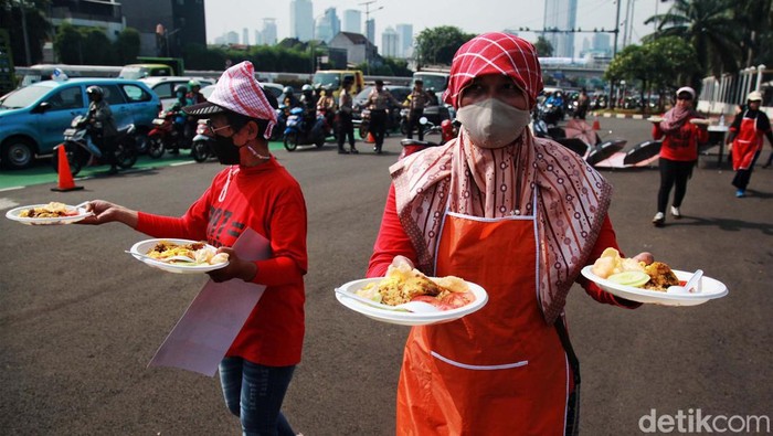 Massa Jala PRT menggelar aksi bagi-bagi nasi goreng di depan Gedung DPR, Jakarta, Rabu (21/6). Aksi itu untuk mendesak DPR mengesahkan RUU PPRT menjadi UU.