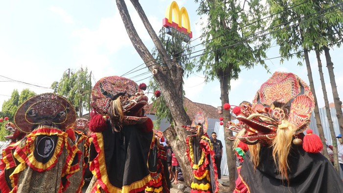 Aksi Unjuk Rasa Tolak Bangunan Cagar Budaya Dirombak Jadi McDonald's Penari barongan tampil saat unjuk rasa di depan proyek pembangunan restoran cepat saji McDonald's di Kota Kediri, Jawa Timur, Rabu (21/6/2023). Unjuk rasa warga tersebut guna menolak alih fungsi Obyek Diduga Cagar Budaya (ODCB) mencadi restoran cepat saji McDonald's karena dinilai merusak keaslian bangunan. ANTARA FOTO/Prasetia Fauzani/hp.