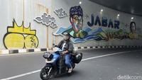 Underpass yang belum lama diresmikan itu tampak dipenuhi oleh coretan tangan-tangan jahil, Rabu (21/6/2023).