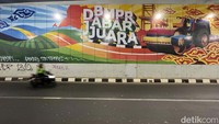 Coretan itu merusak karya seni yang dibuat pada dinding underpass.  