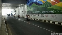 Coretan tersebut terlihat jelas di tembok underpass.