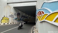 Coretan itu juga mengganggu pemandangan di underpass Dewi Sartika.  