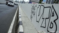 Coretan itu sudah terlihat mulai dari saat memasuki underpass.  