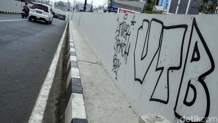 Aksi Vandalisme Rusak Keindahan Underpass Dewi Sartika Depok Aksi vandalisme terjadi di underpass Dewi Sartika, Depok, Jawa Barat, Rabu (21/6/2023). Coretan itu pun mengganggu keindahan underpass.