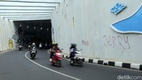 Aksi vandalisme itu merusak keindahan underpass.  