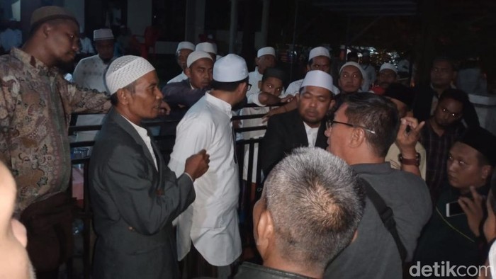 Aksi warga menolak pengajian khilafah di Pasuruan