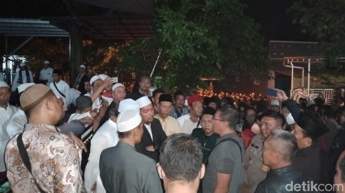 Aksi warga menolak pengajian khilafah di Pasuruan