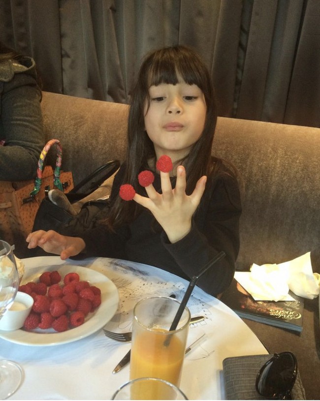 Anggun pun berbagi postingan tentang tumbuh kembang Kirana saat masih kecil hingga saat ini, dan merasa bahwa waktu cepat sekali berlalu. Foto: Dok. Instagram Anggun