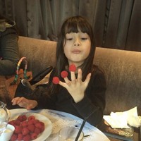 Anggun pun berbagi postingan tentang tumbuh kembang Kirana saat masih kecil hingga saat ini, dan merasa bahwa waktu cepat sekali berlalu. Foto: Dok. Instagram Anggun