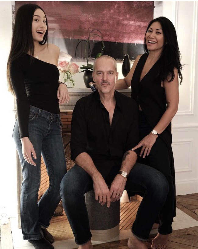 “Waktu cepat sekali berlalu dan kita tidak bisa melawannya. Satu hal yang membuat saya bahagia sebagai ibu adalah melihat anak saya tumbuh sehat jiwa dan raga,” tulis Anggun berbagi beberap foto bersama putrinya saat masih kecil hingga kini. Foto: Dok. Instagram Anggun