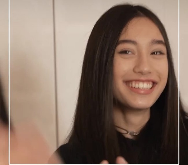 Remaja berusia 15 tahun ini memiliki rambut hitam panjang yang lurus. Pada berbagai kesempatan yang dibagikan Anggun, Kirana kerap membiarkan rambutnya tergerai. Foto: Dok. Instagram Anggun