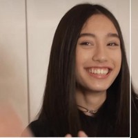 Remaja berusia 15 tahun ini memiliki rambut hitam panjang yang lurus. Pada berbagai kesempatan yang dibagikan Anggun, Kirana kerap membiarkan rambutnya tergerai. Foto: Dok. Instagram Anggun