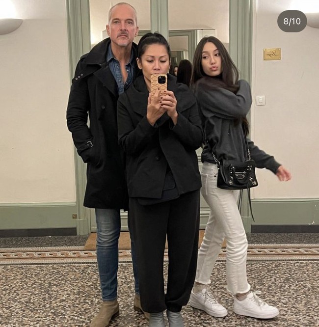 Anggun memang beberapa kali berbagi potret keluarganya yang harmonis saat sedang liburan ataupun merayakan momen tertentu. Ini foto Anggun bersama suaminya, Christian Kretschmar dan sang putri. Foto: Dok. Instagram Anggun