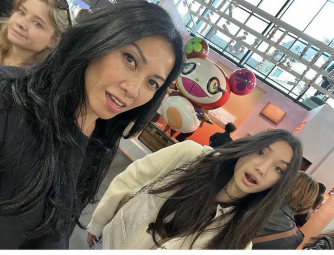 Layaknya remaja pada umumnya, Kirana kerap tampil simpel dan kasual. Bagaimana menurutmu dengan penampilan Kirana ini? Foto: Dok. Instagram Anggun