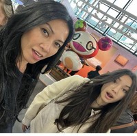 Layaknya remaja pada umumnya, Kirana kerap tampil simpel dan kasual. Bagaimana menurutmu dengan penampilan Kirana ini? Foto: Dok. Instagram Anggun