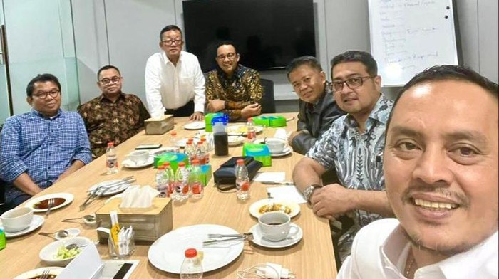Anies bersama Tim 8 (dok Istimewa)