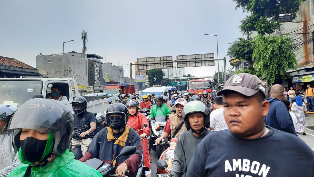 Arus lalu lintas jelang lokasi kebakaran bengkel di Jatinegara macet (Annisa-detikcom)