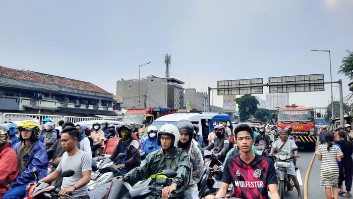Arus lalu lintas jelang lokasi kebakaran bengkel di Jatinegara macet (Annisa-detikcom)