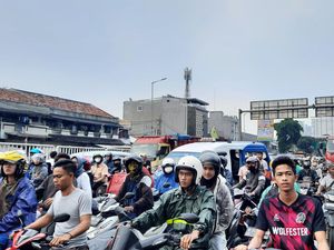 Jalan Basuki Rachmat Macet gegara Kebakaran Bengkel di Jatinegara